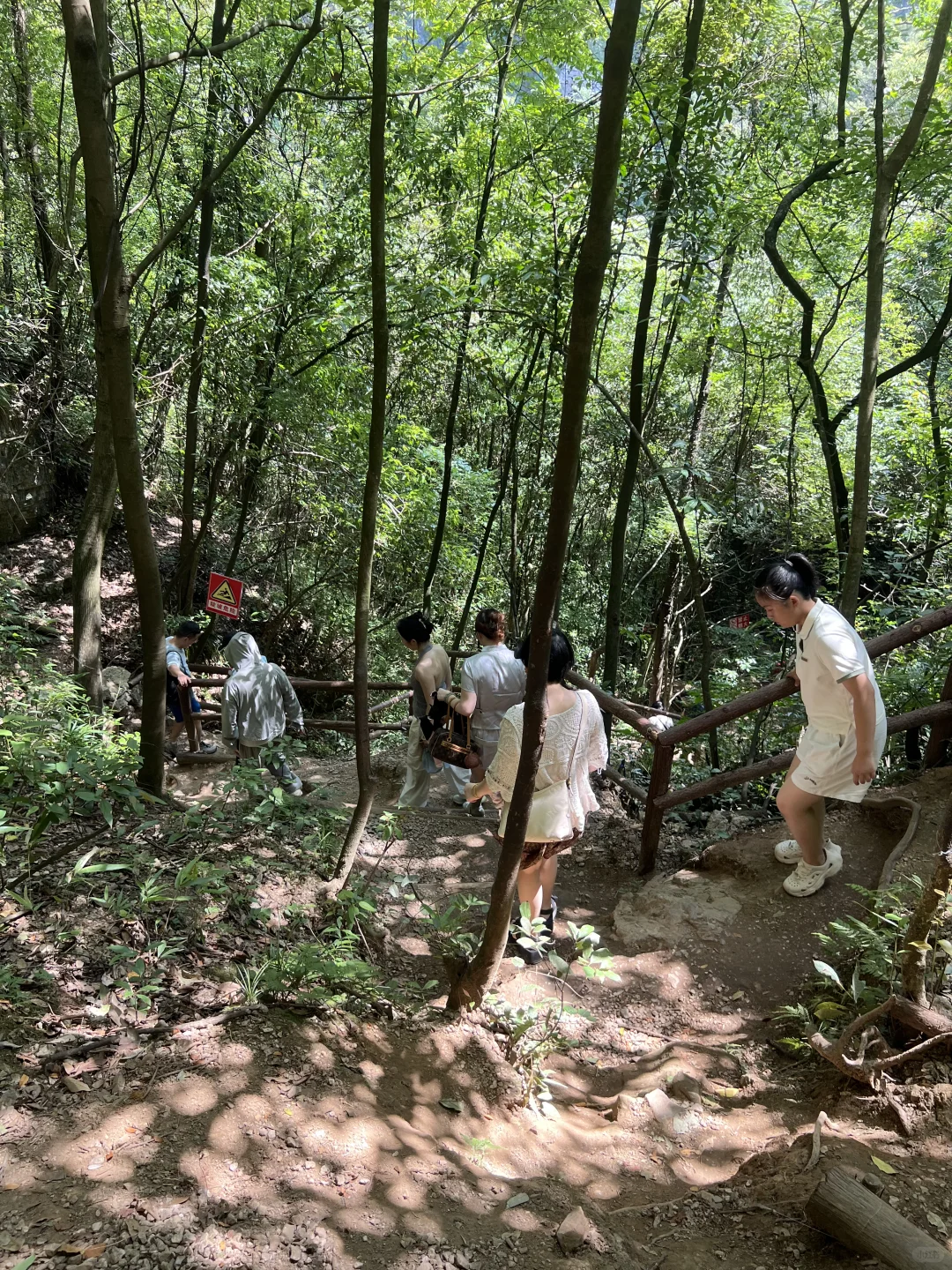 藏在山里的瀑布