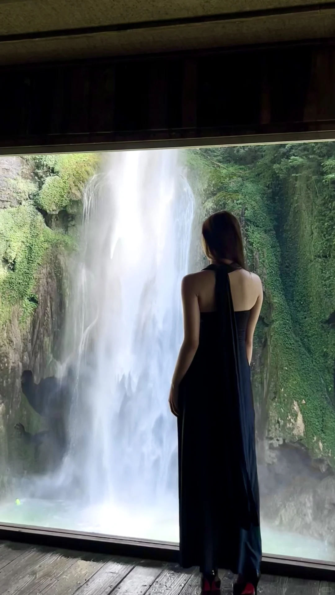 藏在山里的瀑布