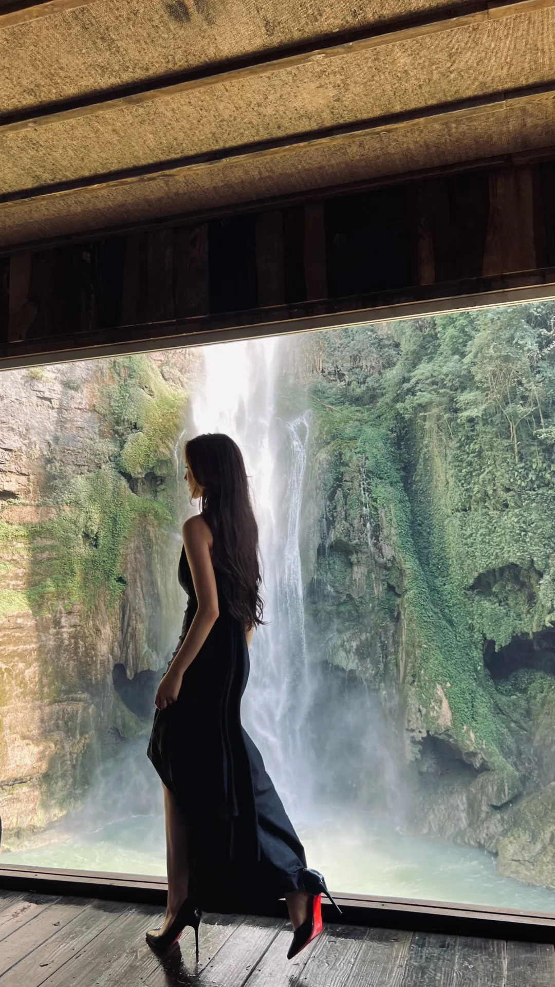 藏在山里的瀑布