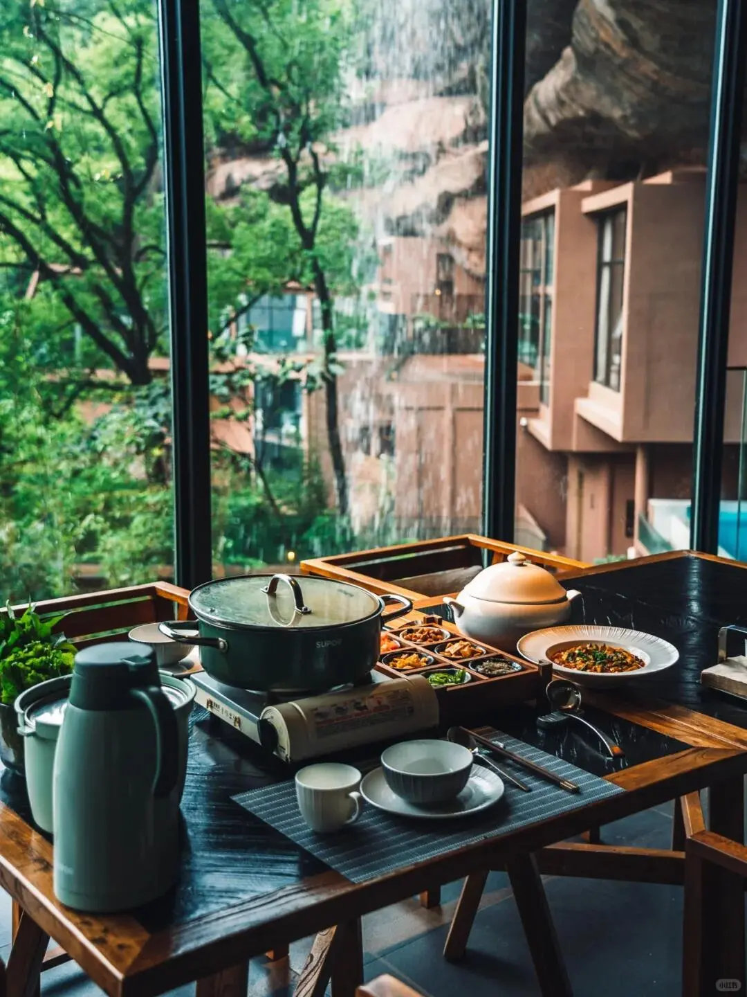 暑假带娃冲贵州，住悬崖瀑布酒店，超震撼