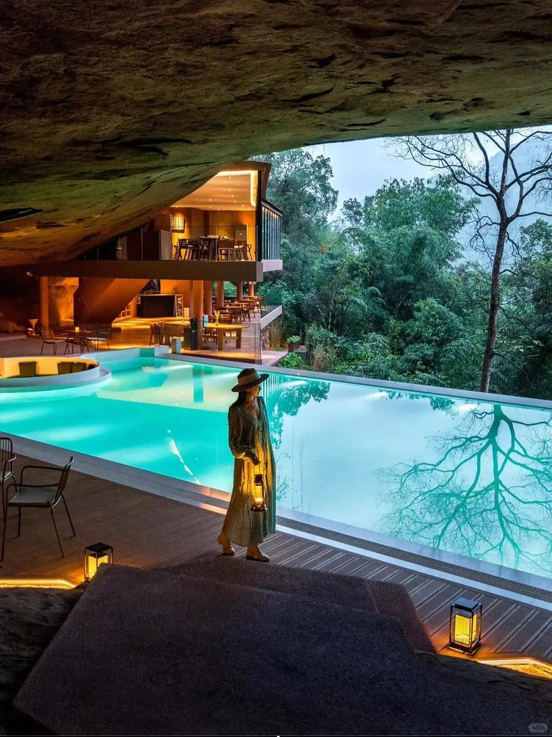 暑假带娃冲贵州，住悬崖瀑布酒店，超震撼