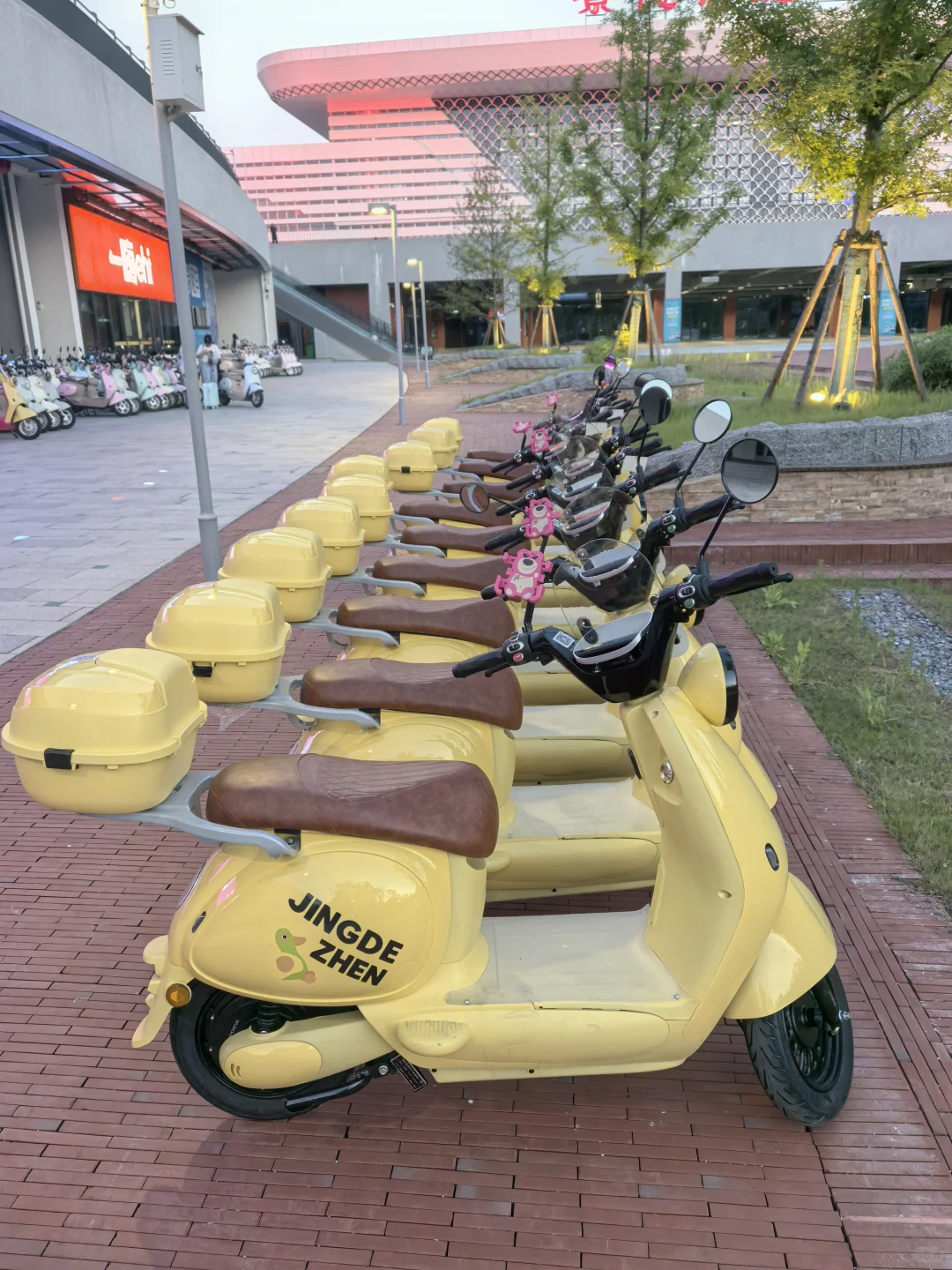 景德镇北站北广场25米骑走奶黄鸭电动车🦆