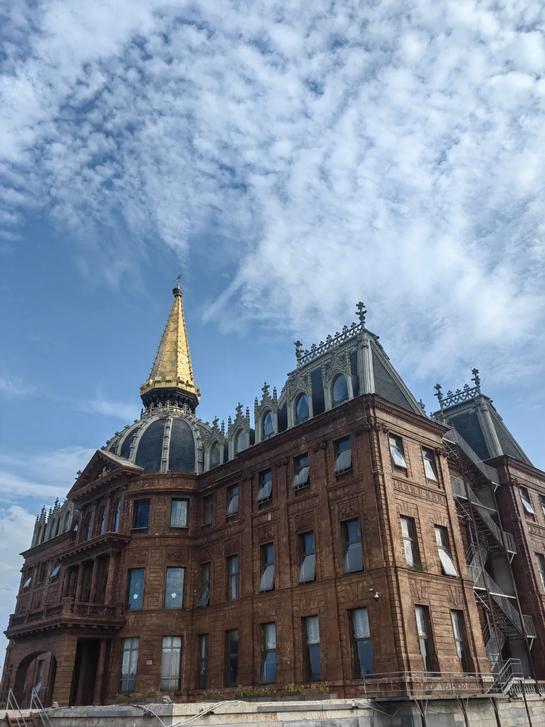 最坑景点之一，王多鱼酒店