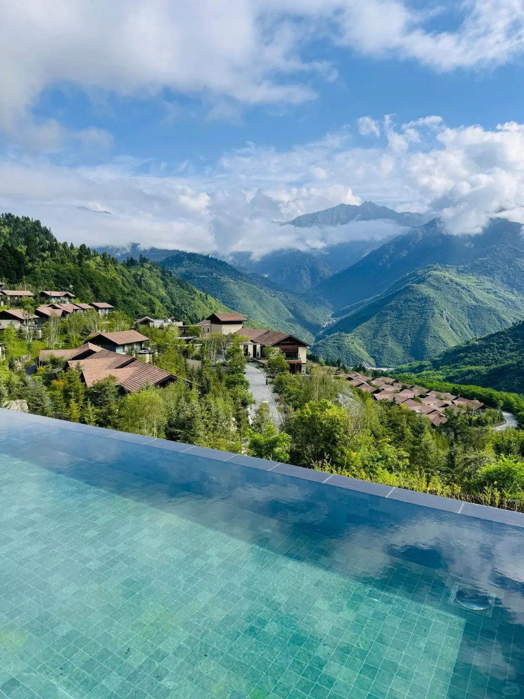 夏天22°C的川西，真的比瑞士还震撼！