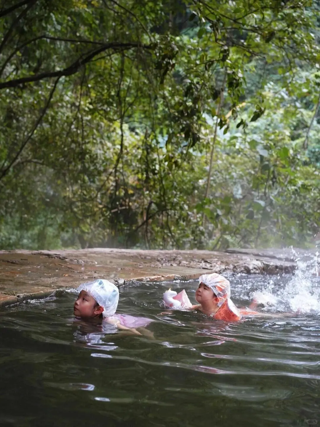 带儿子去了腾冲，这森林温泉比泰国还震撼！