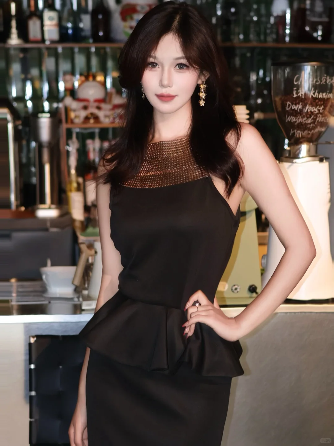 她在咖啡店里的每一个瞬间