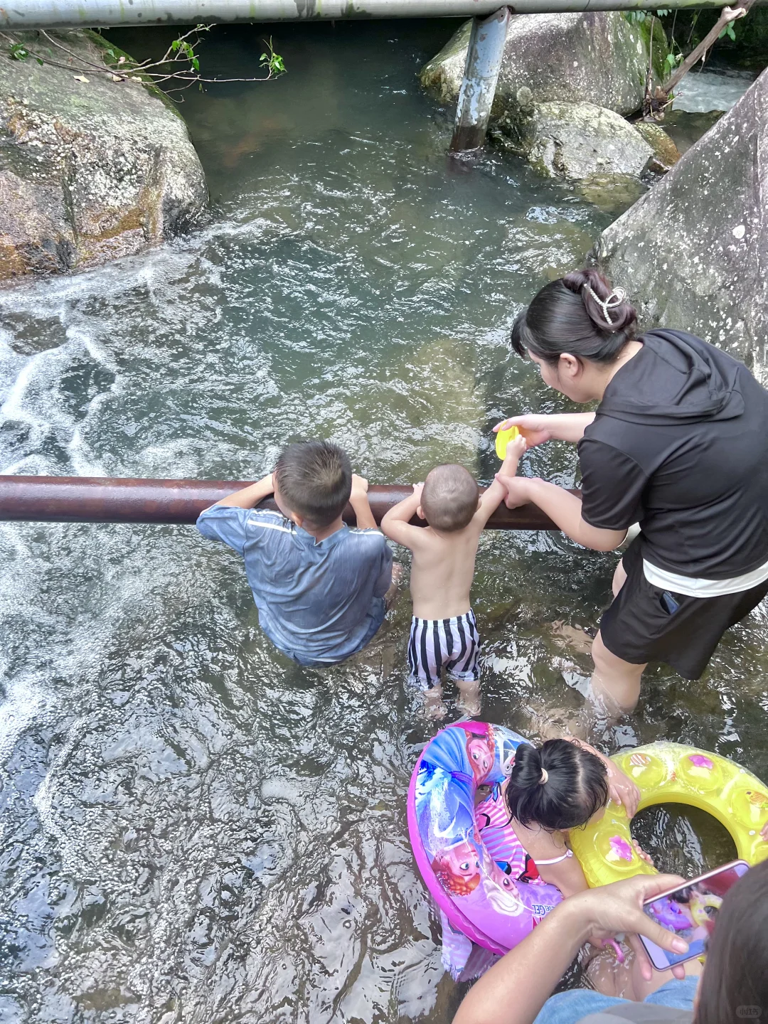 溯溪玩水捞鱼，这才是童年正确的打开方式呀！