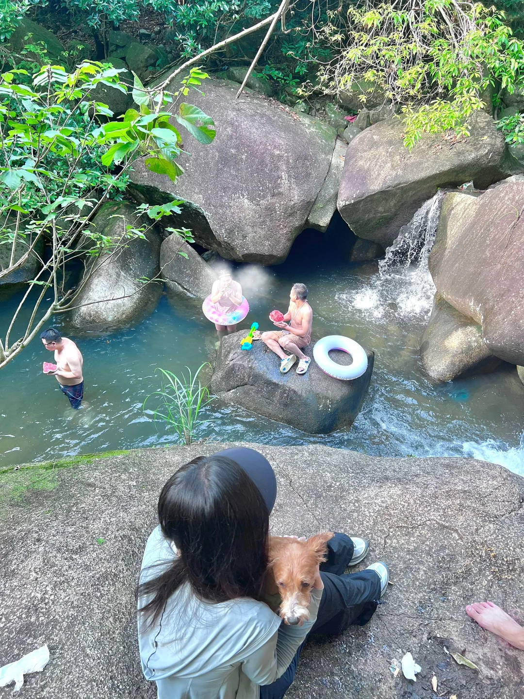 溯溪玩水捞鱼，这才是童年正确的打开方式呀！