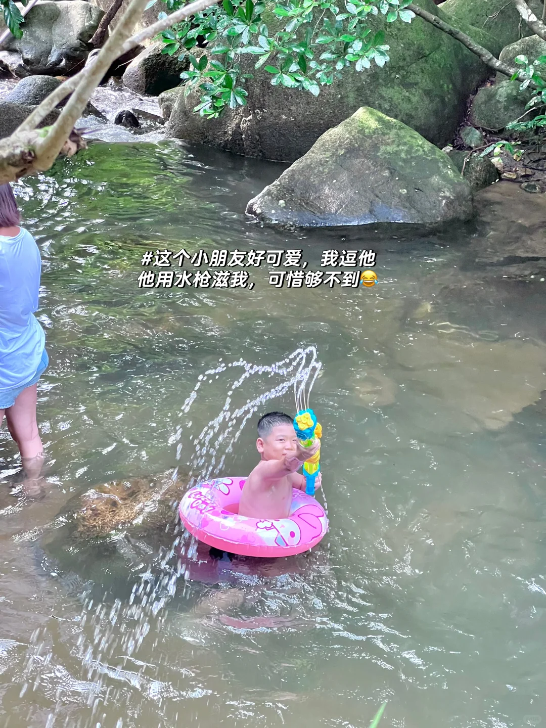 溯溪玩水捞鱼，这才是童年正确的打开方式呀！