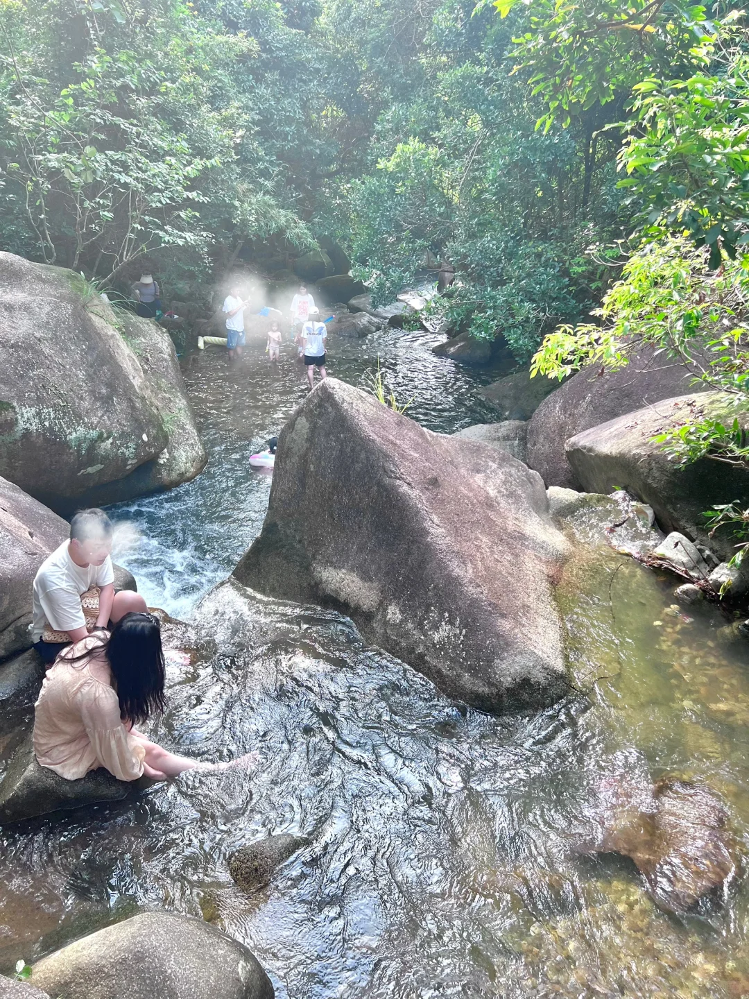 溯溪玩水捞鱼，这才是童年正确的打开方式呀！