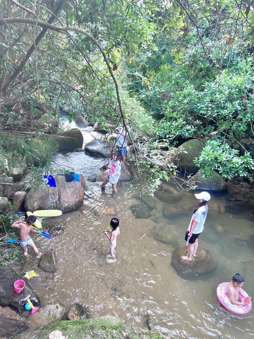 溯溪玩水捞鱼，这才是童年正确的打开方式呀！