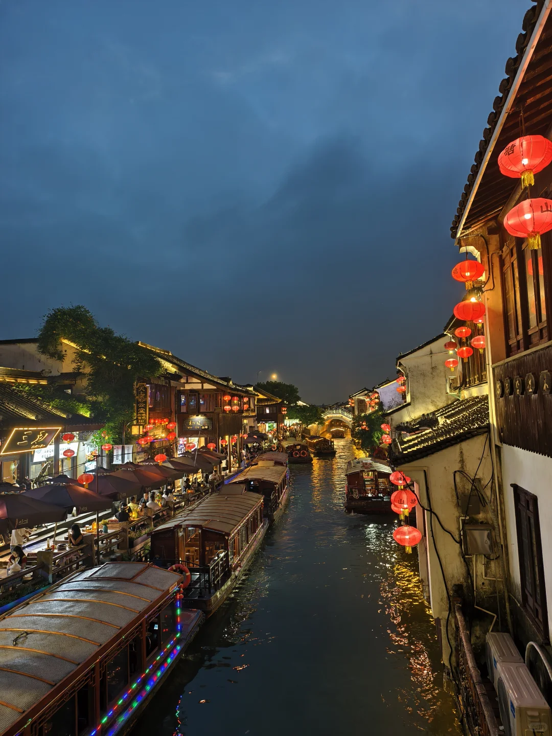 真的有被夜晚的七里山塘惊艳到！