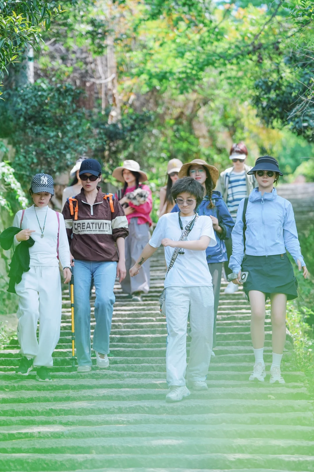 在春天的户外 做个快乐的野姑娘