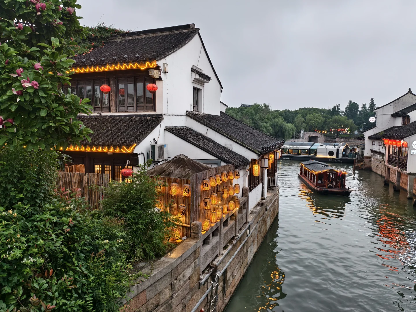 真的有被夜晚的七里山塘惊艳到！