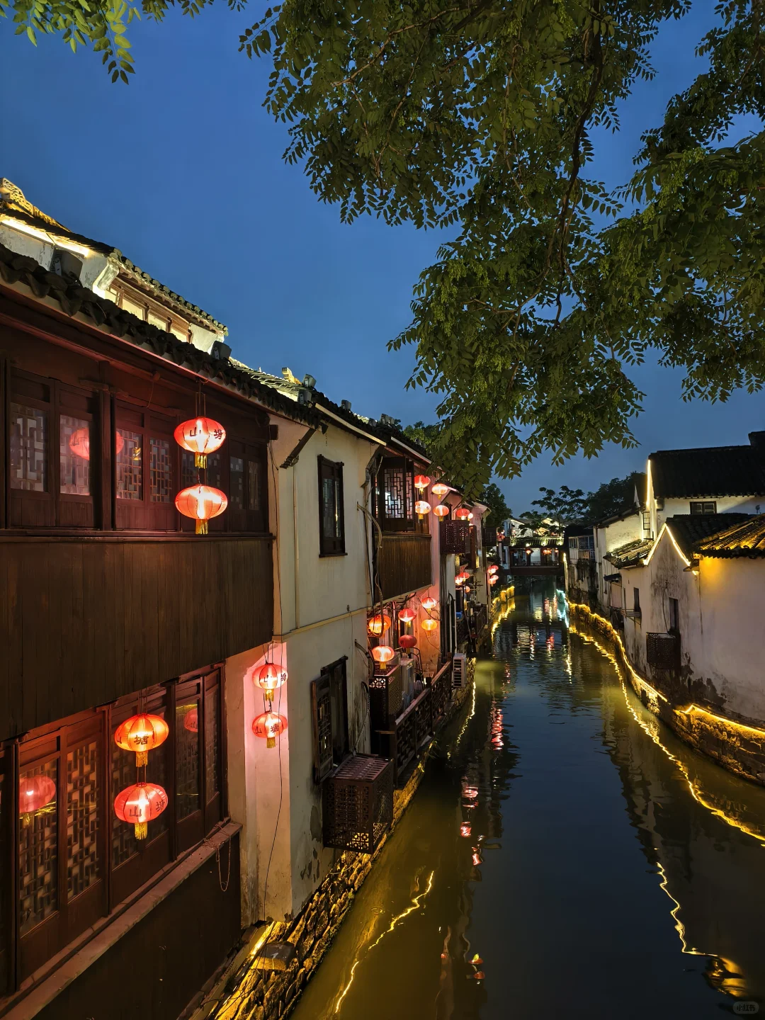 真的有被夜晚的七里山塘惊艳到！