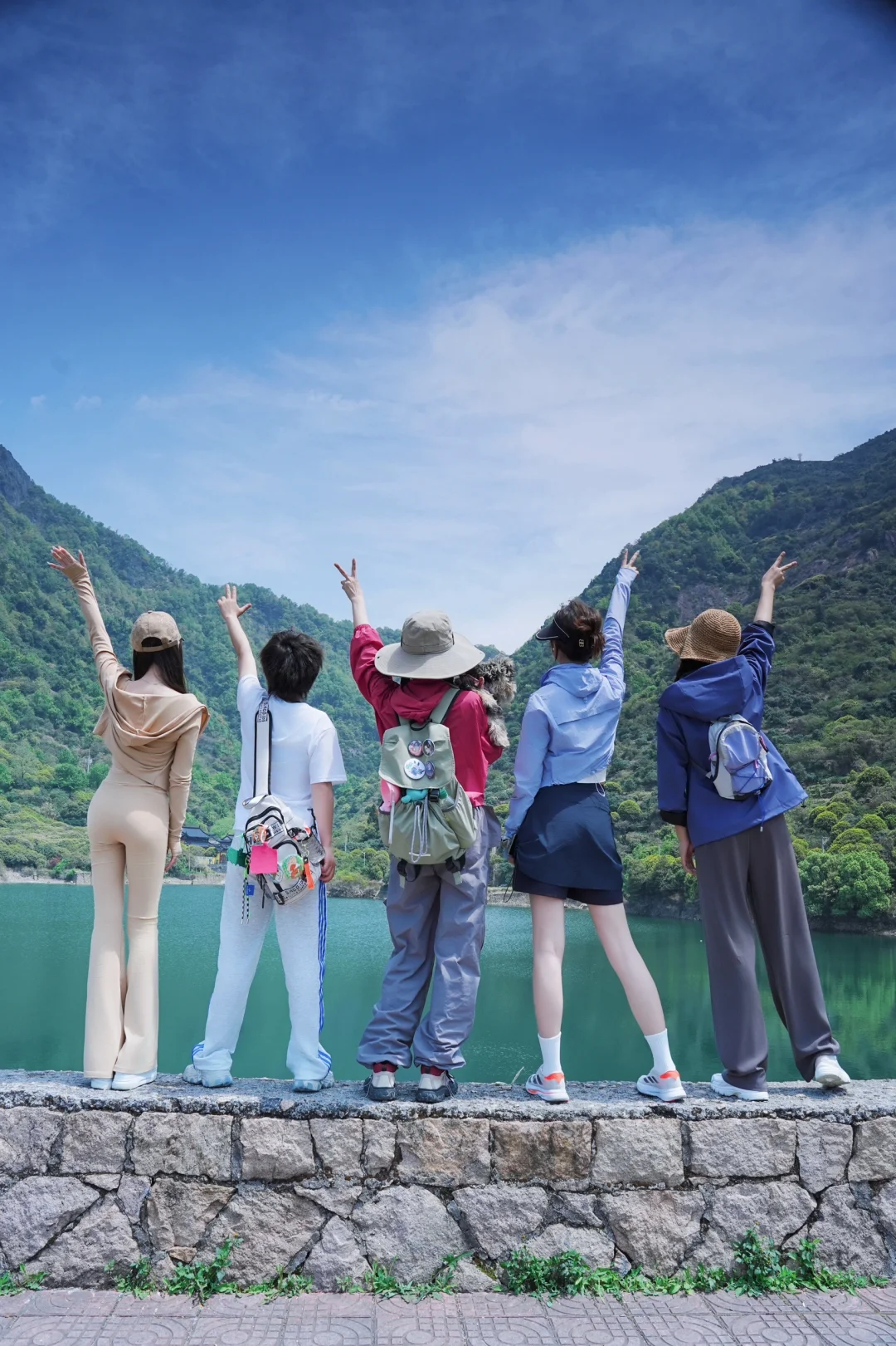 在春天的户外 做个快乐的野姑娘