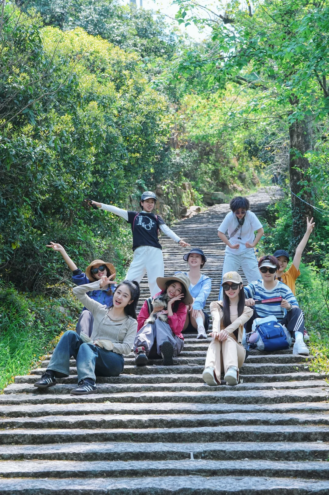 在春天的户外 做个快乐的野姑娘