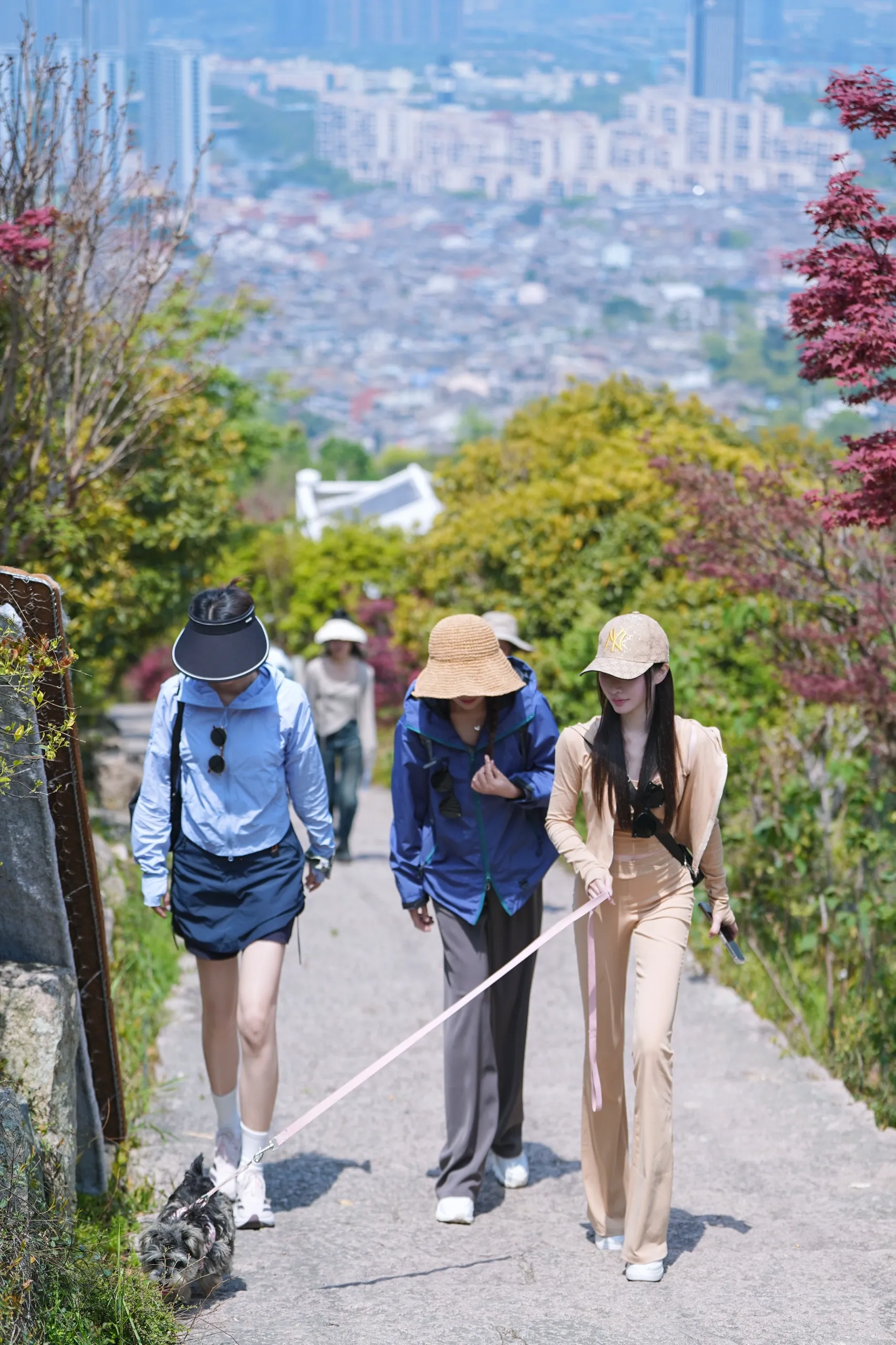 在春天的户外 做个快乐的野姑娘