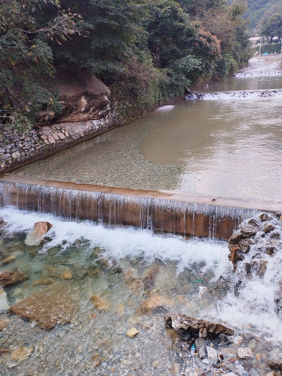 免费带孩子玩水，不晒，房山坡峰岭景区门口
