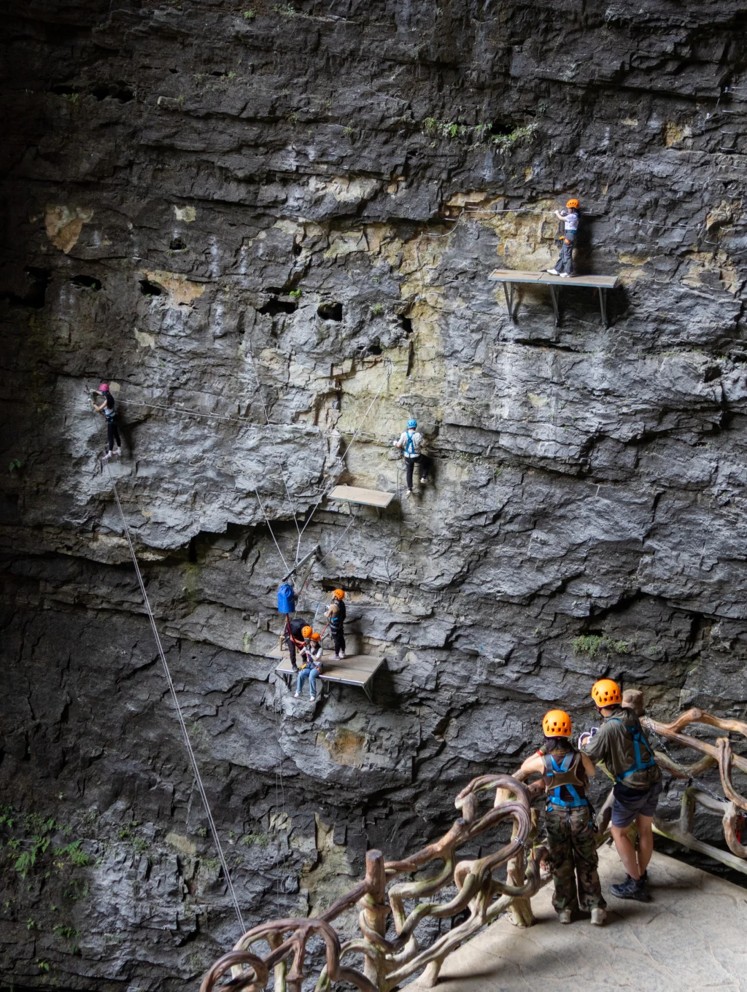 跟着王一博，在贵州找到“地心世界”的入口