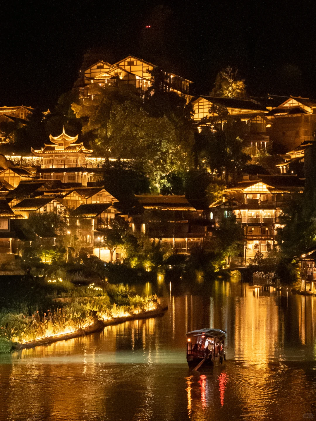 不愧是《国家地理》推荐的寨子，夜景太绝了