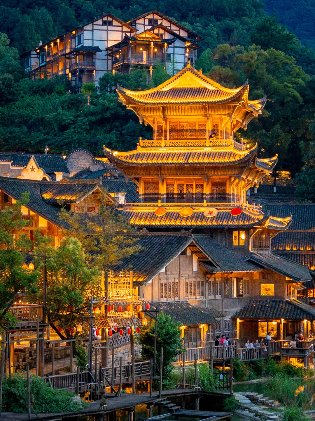 不愧是《国家地理》推荐的寨子，夜景太绝了