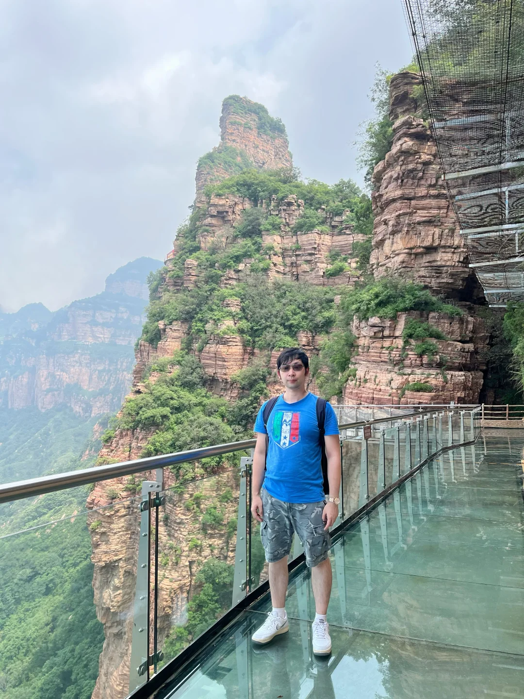 邯郸旅行：东太行山玻璃栈道，脚下是万丈深渊