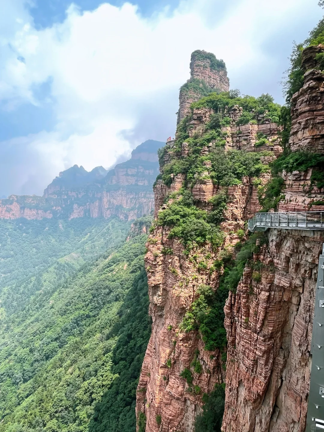 邯郸旅行：东太行山玻璃栈道，脚下是万丈深渊