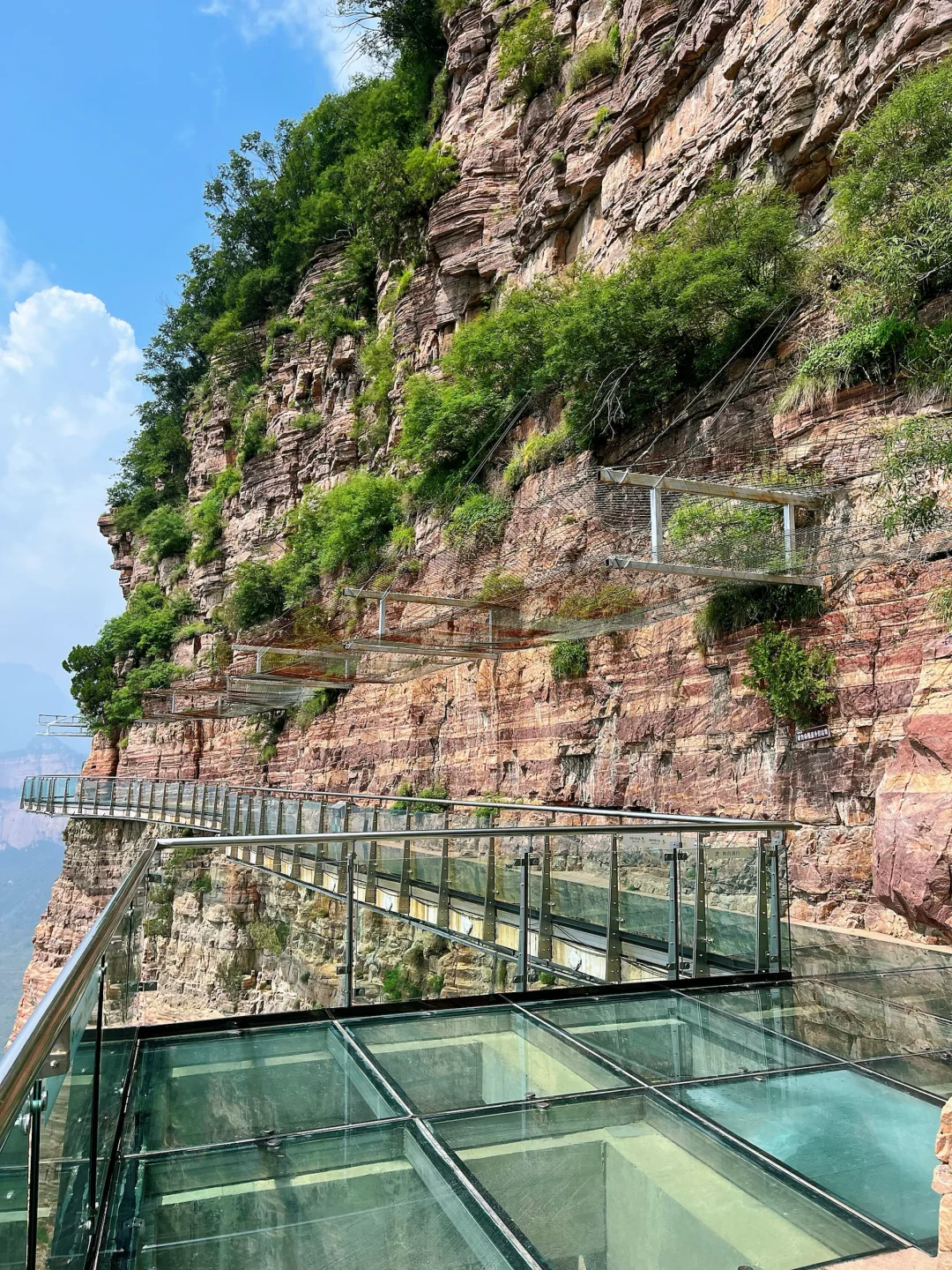 邯郸旅行：东太行山玻璃栈道，脚下是万丈深渊