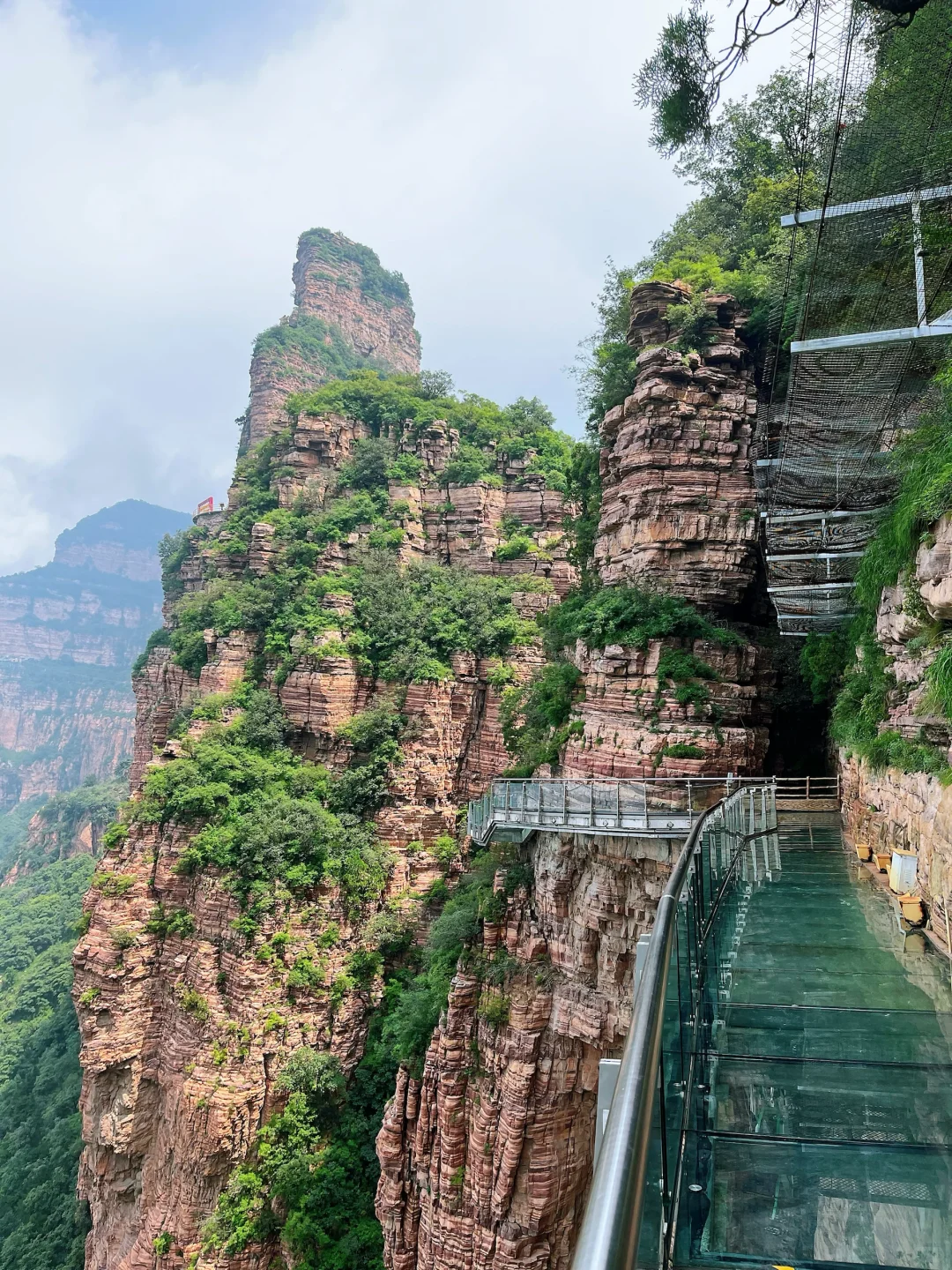 邯郸旅行：东太行山玻璃栈道，脚下是万丈深渊