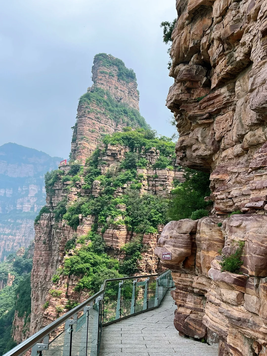 邯郸旅行：东太行山玻璃栈道，脚下是万丈深渊