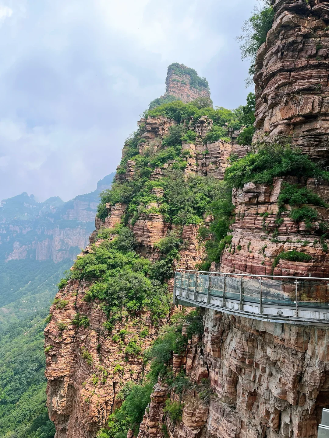 邯郸旅行：东太行山玻璃栈道，脚下是万丈深渊