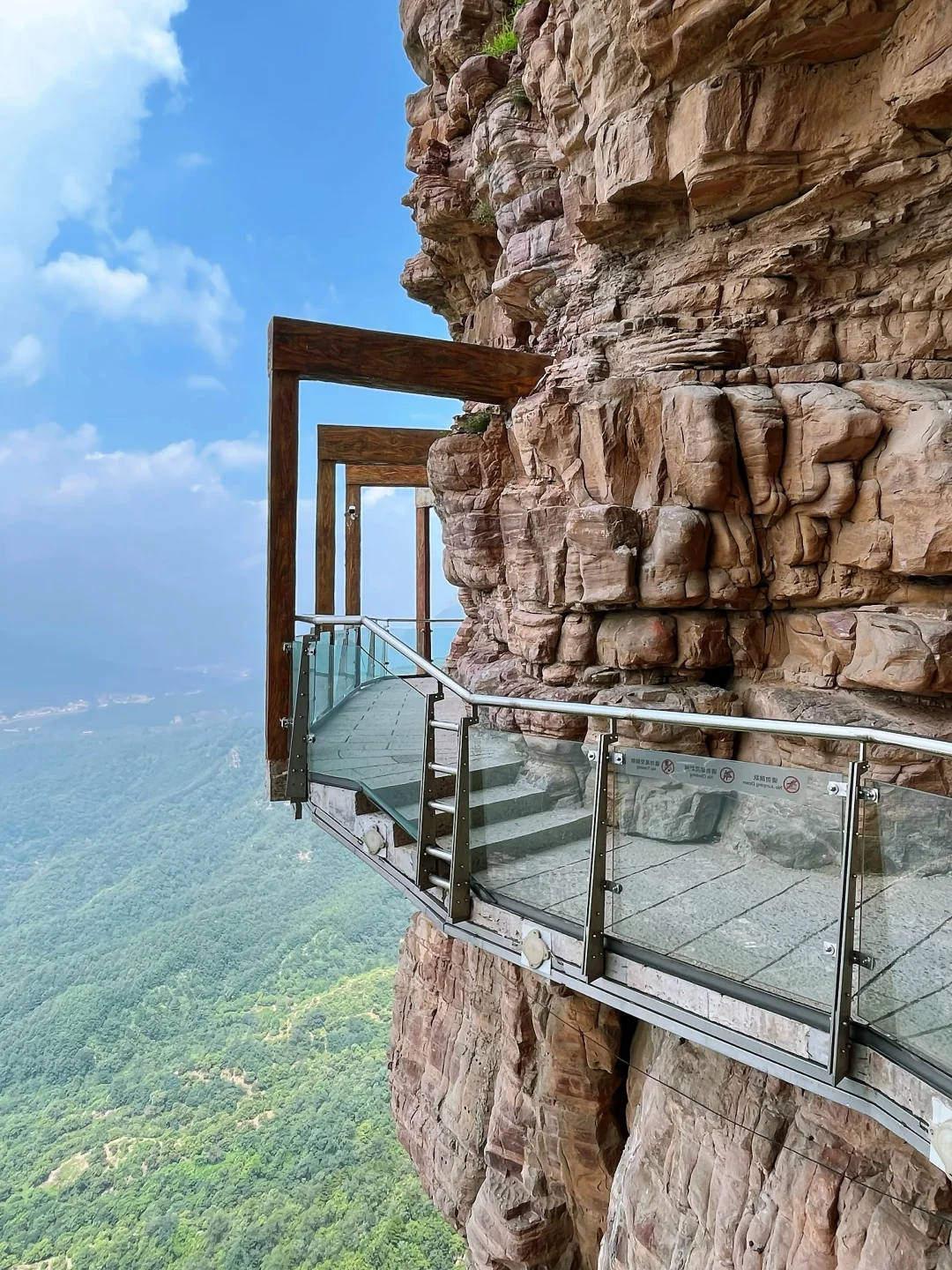 邯郸旅行：东太行山玻璃栈道，脚下是万丈深渊