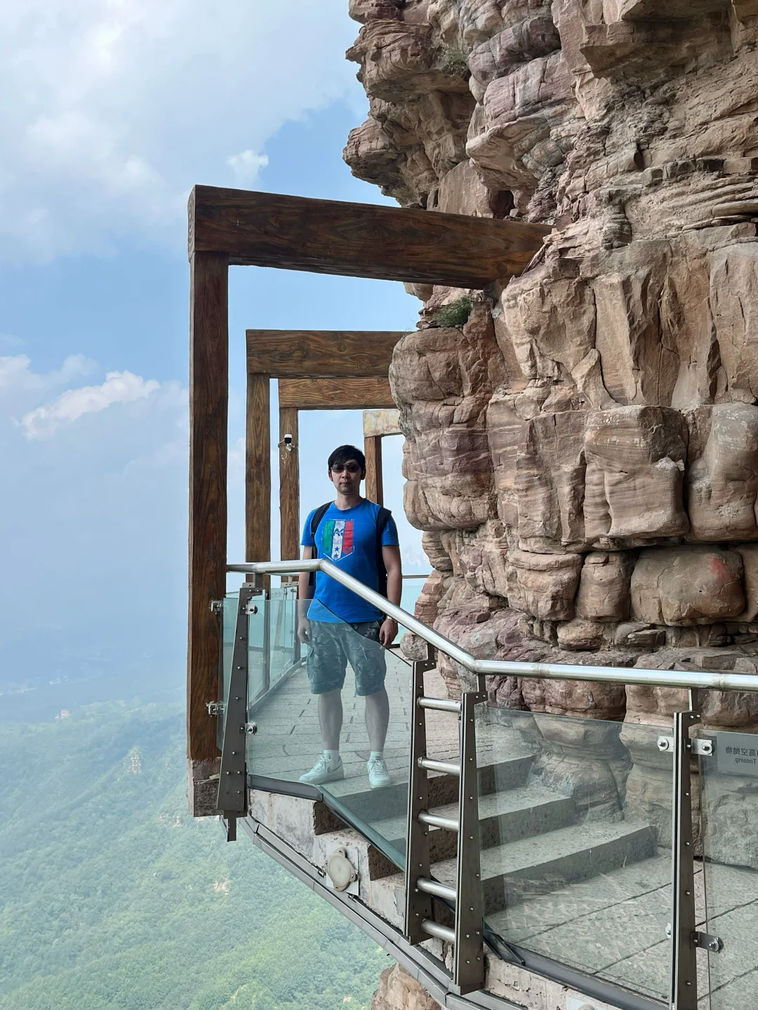 邯郸旅行：东太行山玻璃栈道，脚下是万丈深渊