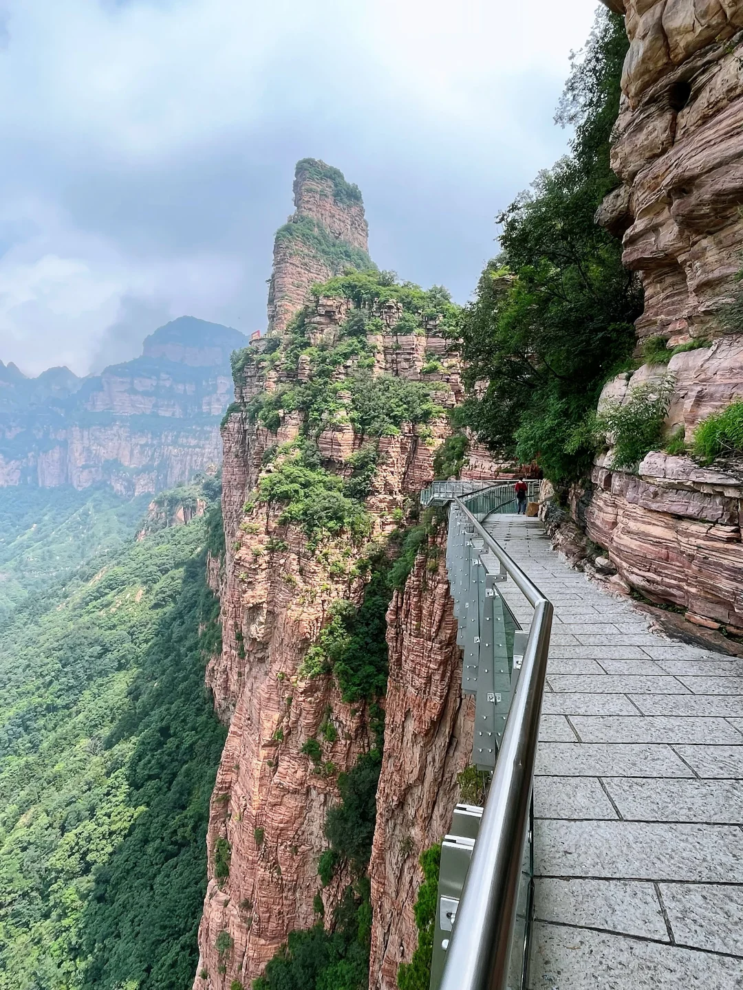 邯郸旅行：东太行山玻璃栈道，脚下是万丈深渊