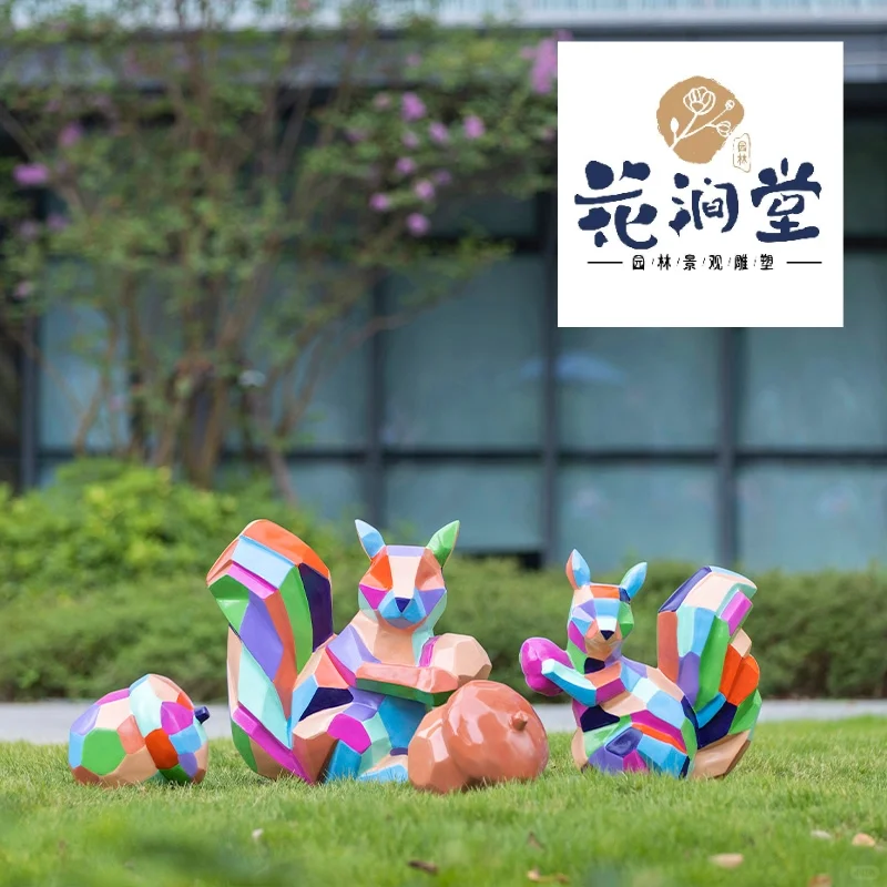 彩色松鼠雕塑