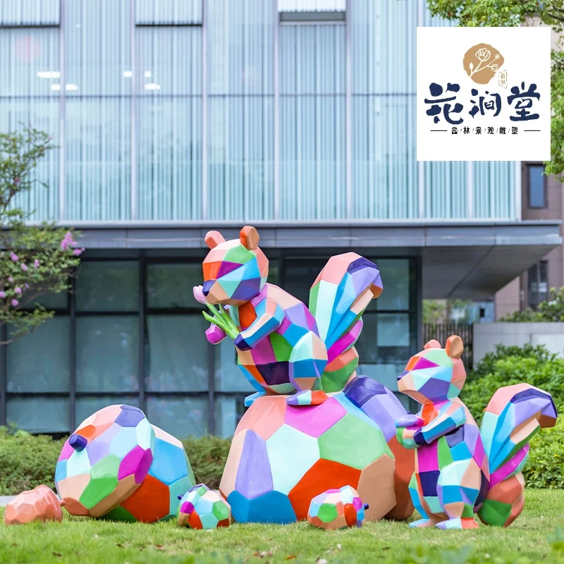 彩色松鼠雕塑