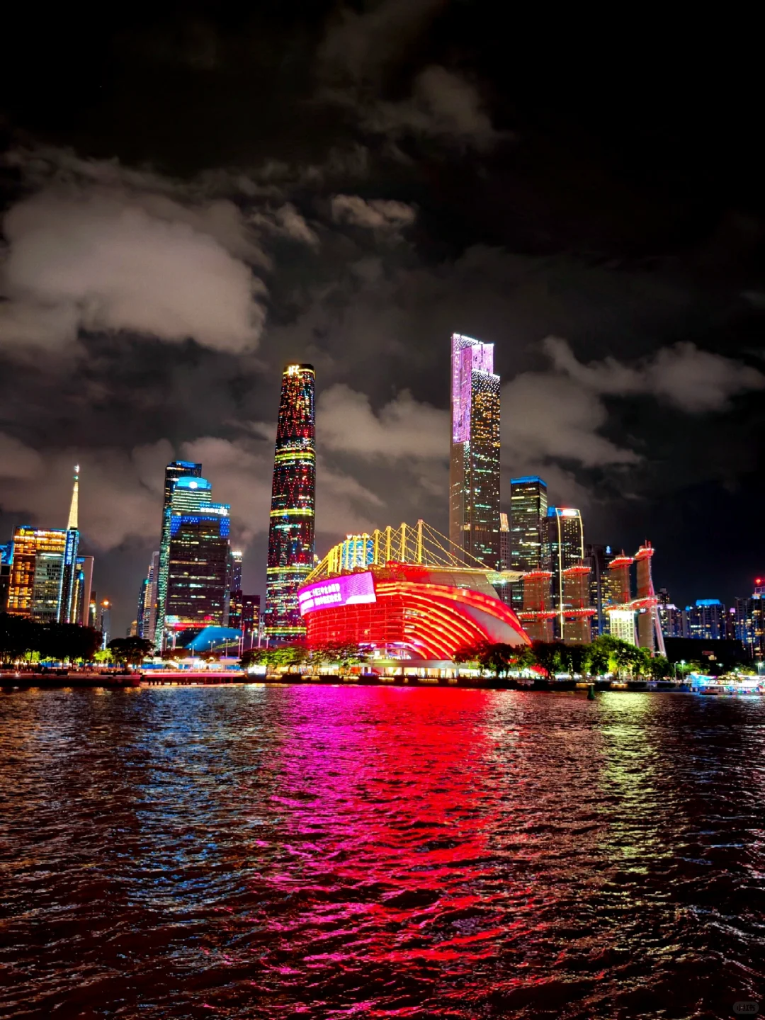 夜游广州塔广场|小蛮腰云端光影秀美到窒息