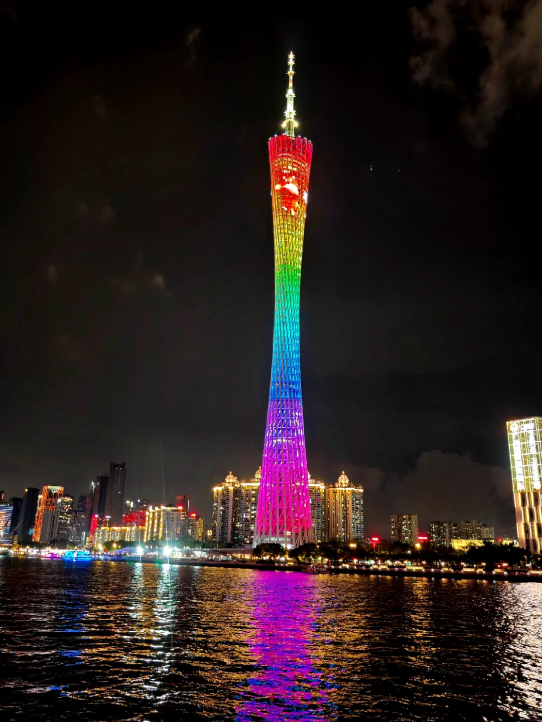 夜游广州塔广场|小蛮腰云端光影秀美到窒息
