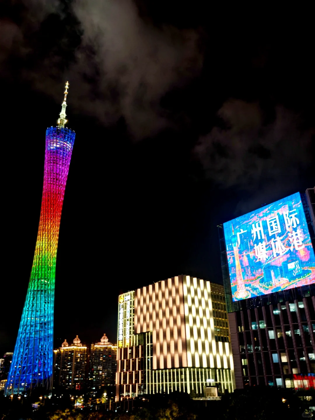 夜游广州塔广场|小蛮腰云端光影秀美到窒息