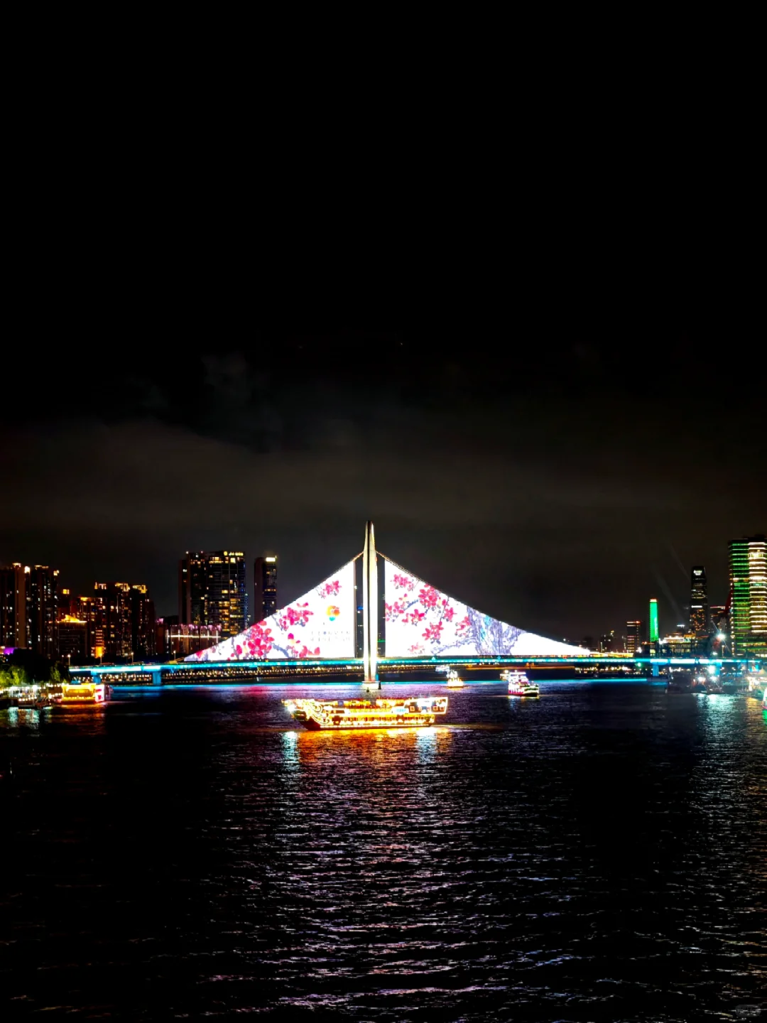 夜游广州塔广场|小蛮腰云端光影秀美到窒息