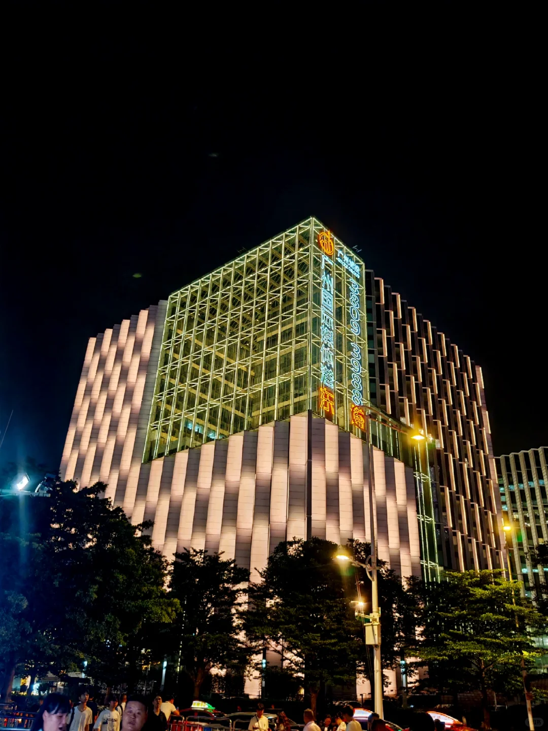 夜游广州塔广场|小蛮腰云端光影秀美到窒息