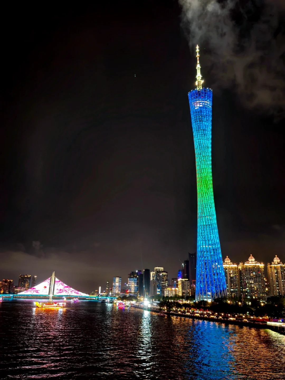 夜游广州塔广场|小蛮腰云端光影秀美到窒息