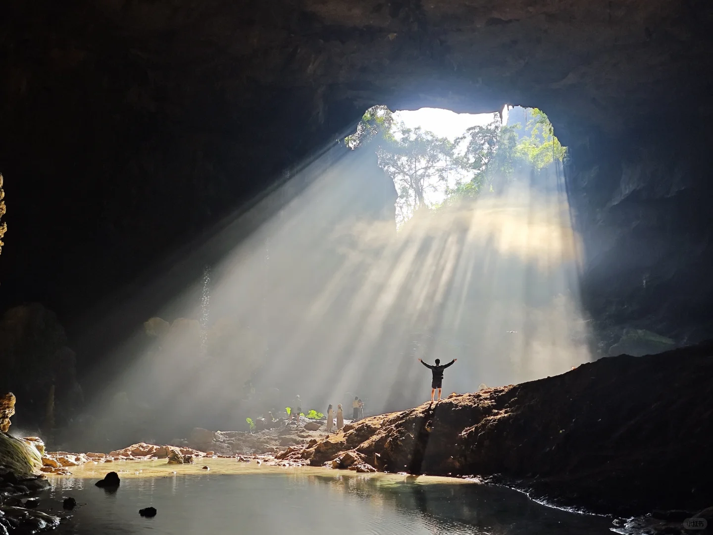 于是321跳进广西天坑！