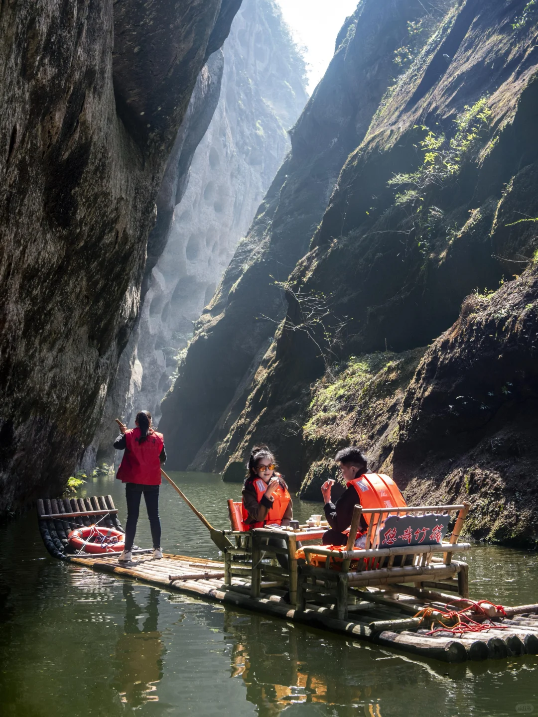 藏在福建的丹霞水秘境！划船入画美到窒息🍃