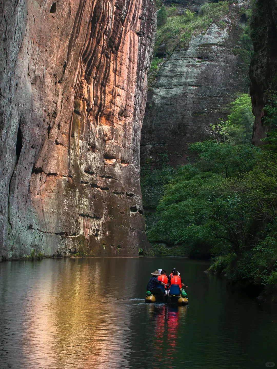 藏在福建的丹霞水秘境！划船入画美到窒息🍃