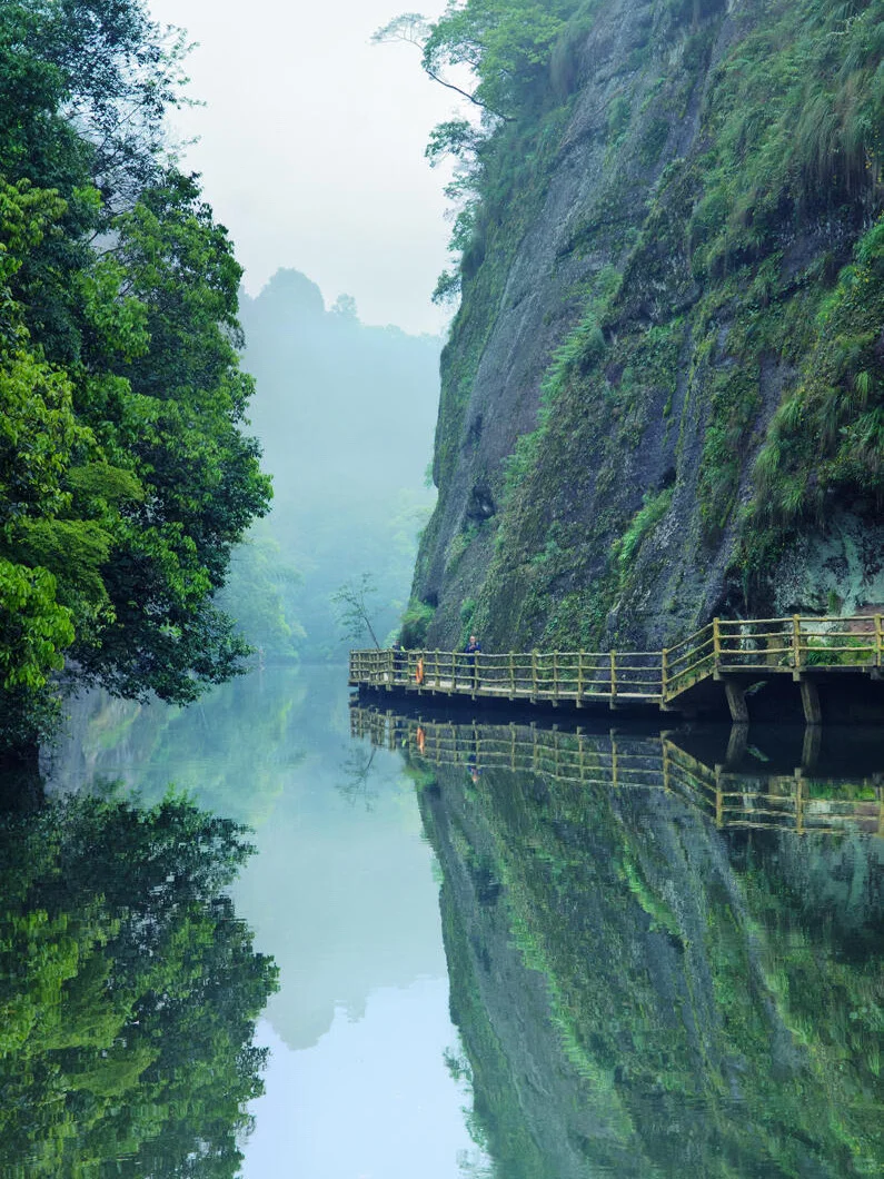 藏在福建的丹霞水秘境！划船入画美到窒息🍃
