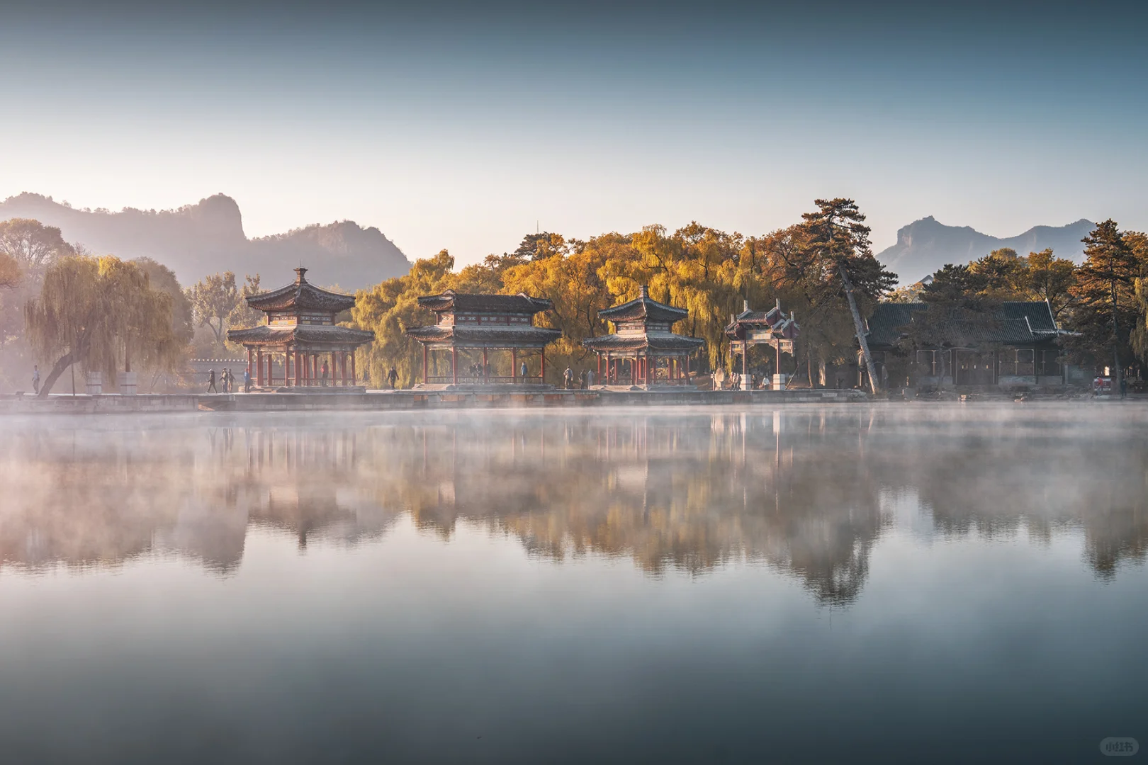 谁懂啊!避暑山庄的晨雾秋景直接美到失语