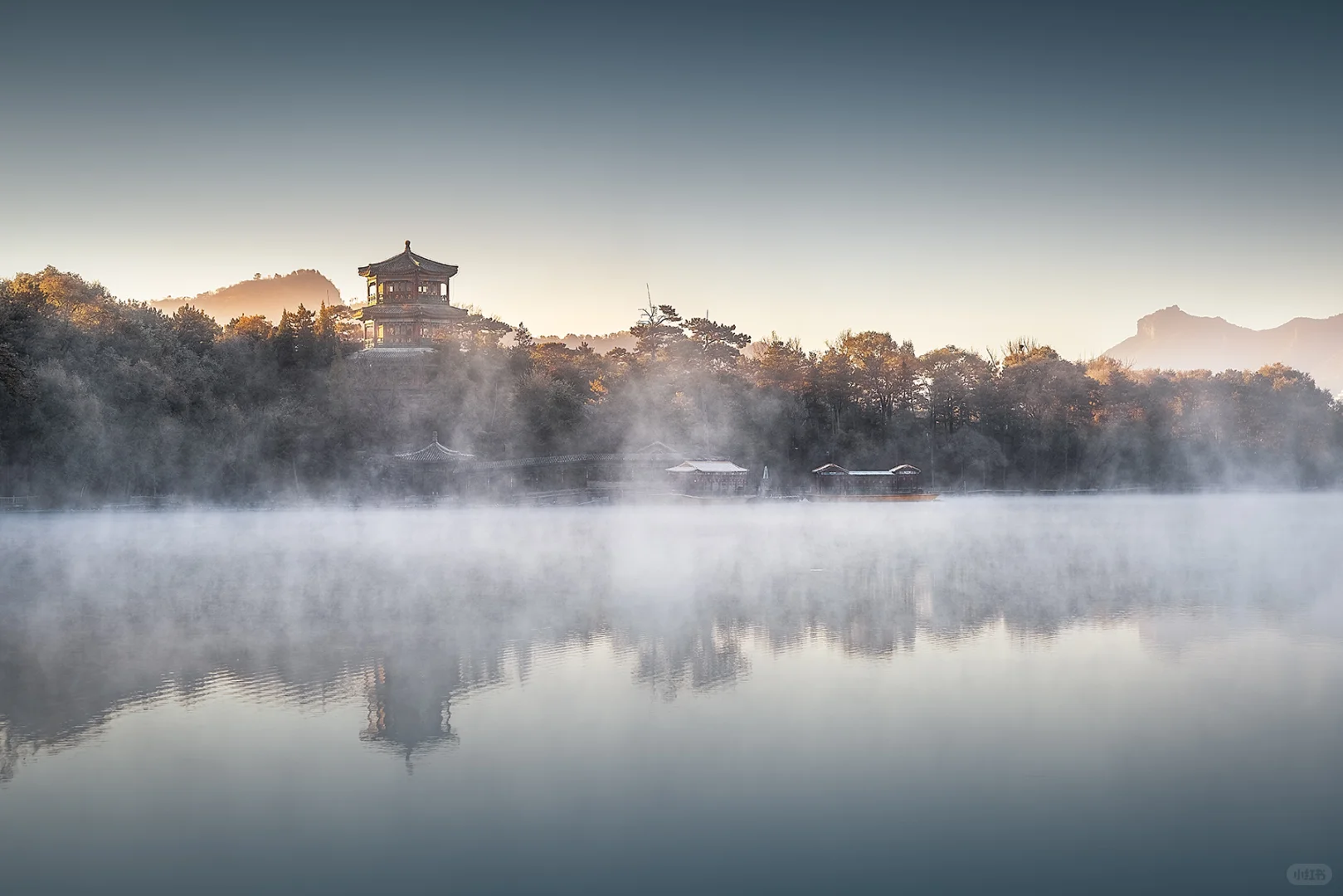 谁懂啊!避暑山庄的晨雾秋景直接美到失语