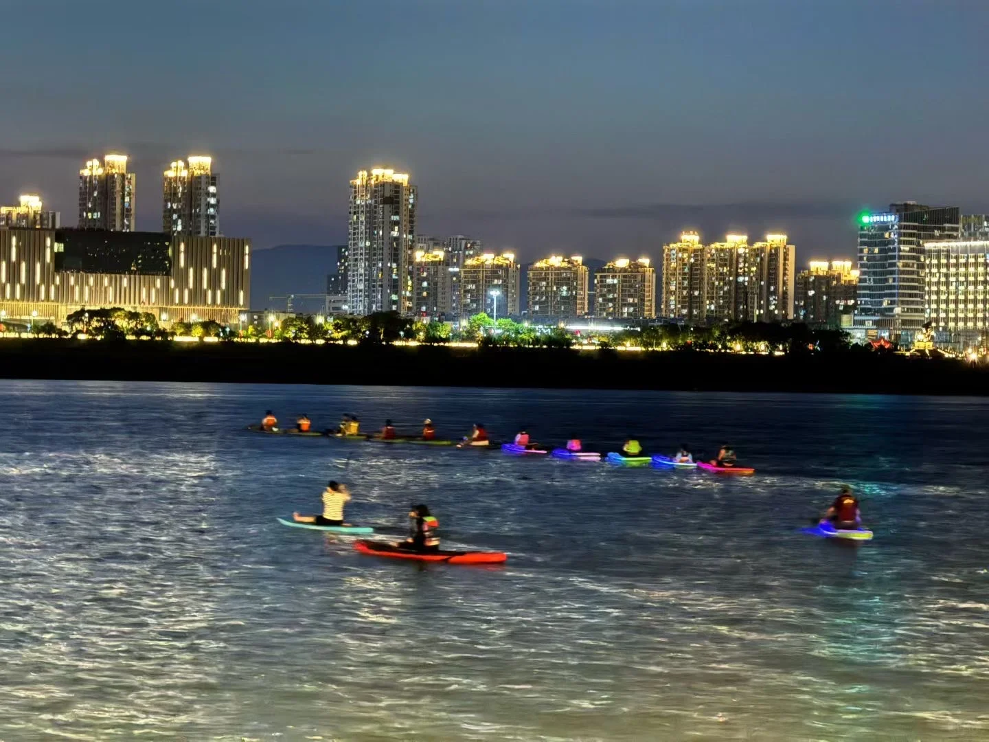 南昌夜游新玩法！夜光桨板小火车太梦幻了！✨